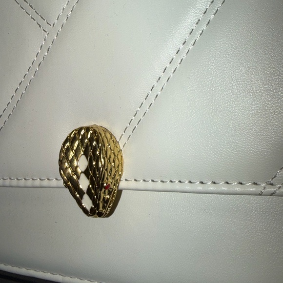 Chic White Shoulder Bag with Gold Chain - Picture 2 of 3